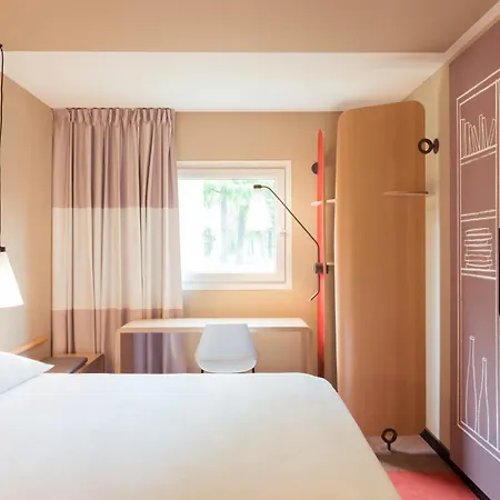 Ibis Centre Hotel 3*